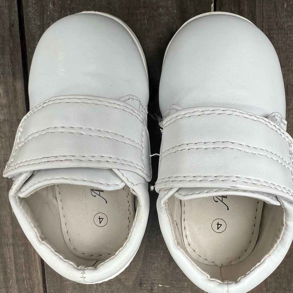 Austin walking shoes size 4